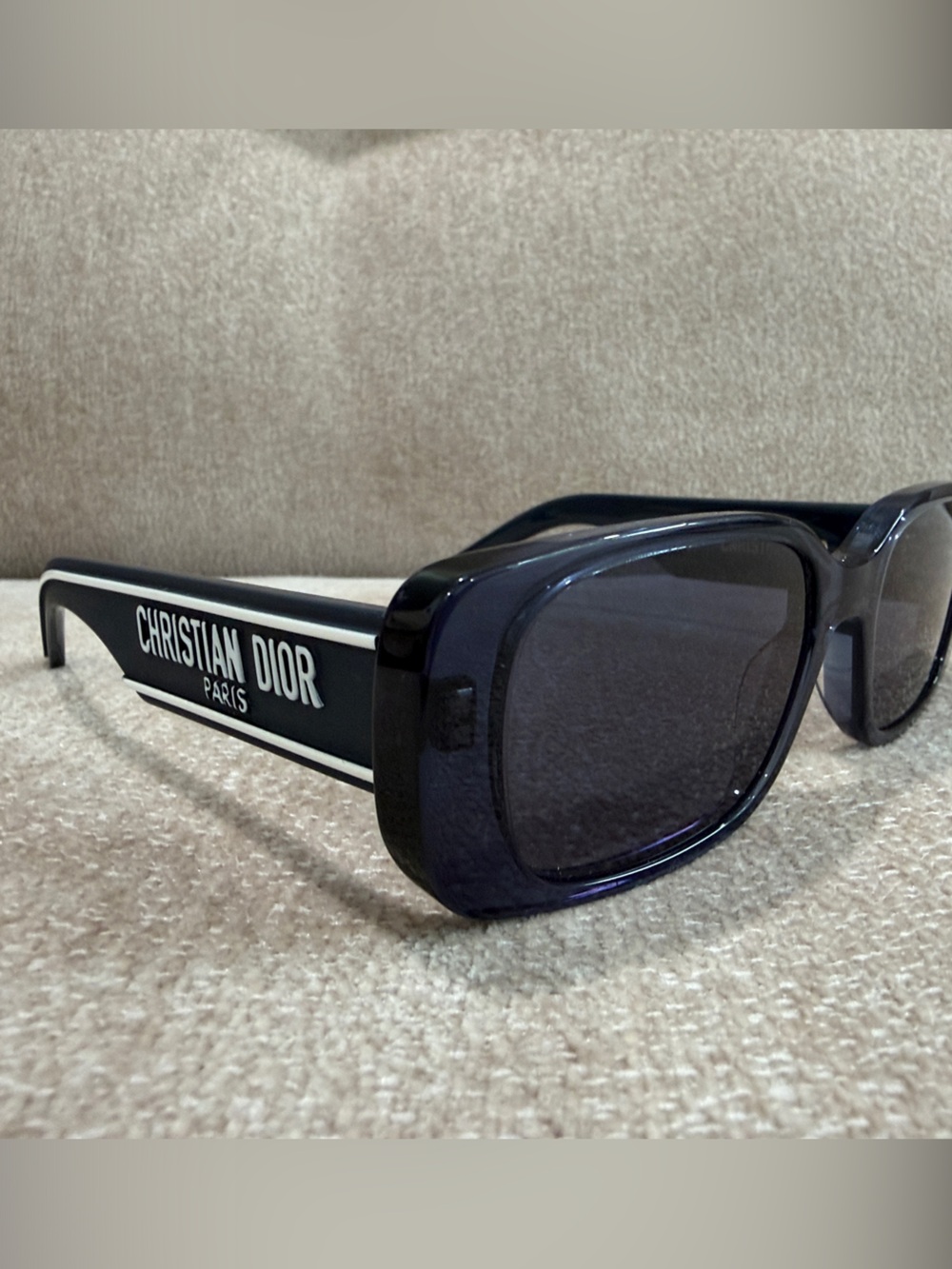 Dior woman’s Wildior S2U sunglasses. Blue Square Sunglasses with Logo Temple